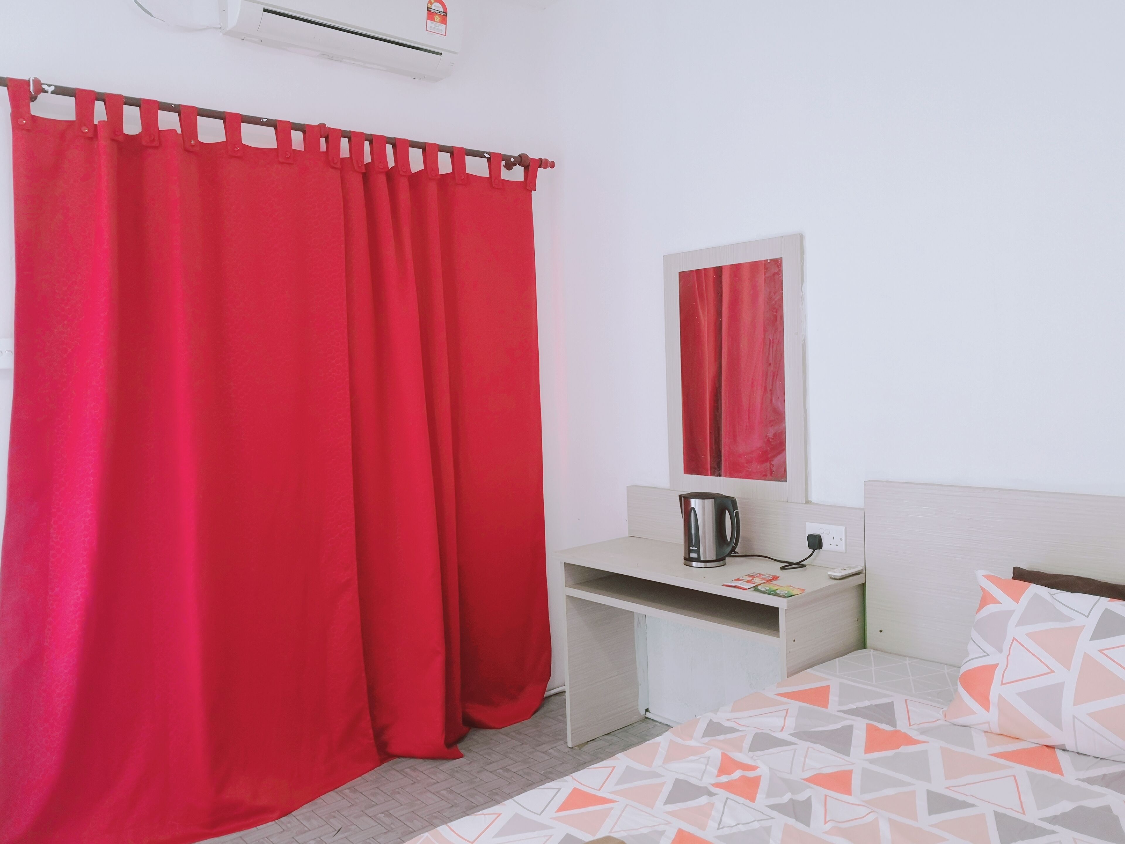 Cortinas blackout, tabla de planchar con plancha y ropa de cama 