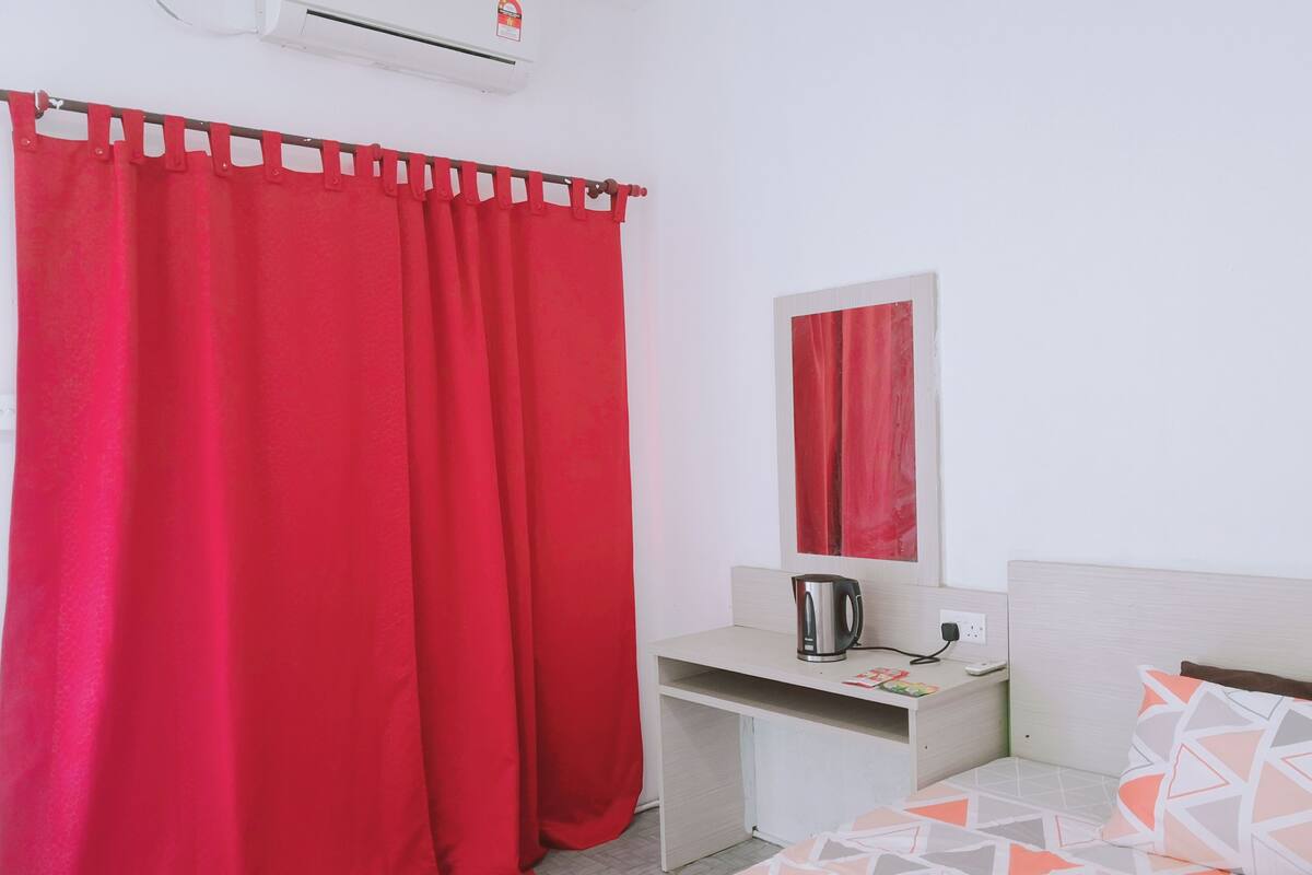 Cortinas blackout, tabla de planchar con plancha y ropa de cama