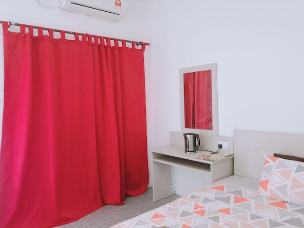 Cortinas blackout, tabla de planchar con plancha y ropa de cama