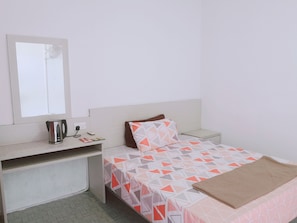Cortinas blackout, tabla de planchar con plancha y ropa de cama