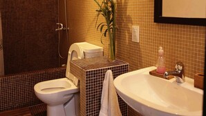 A bathroom with a shower, toilet, sink, and a mirror. - Hostel Carlos Gardel (Buenos Aires)