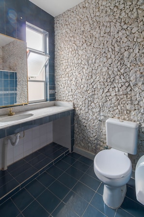 Habitación cuádruple, varias camas | Baño | Ducha, toallas y papel higiénico