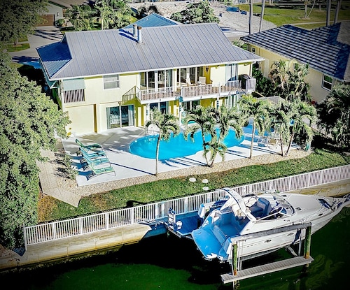 Marco Island Beach Paradise – Waterfront, Pet Friendly, Pool Home