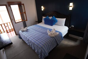 Escritorio, sistema de insonorización y tabla de planchar con plancha