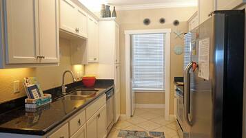 Refrigerador, microondas, parrilla de estufa y lavavajillas