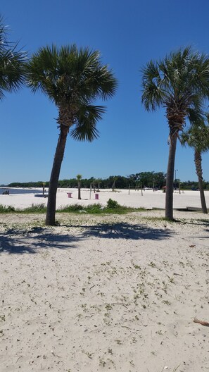 På stranden og solsenger