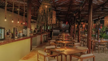 2 間餐廳;供應早餐、午餐、晚餐;多國菜