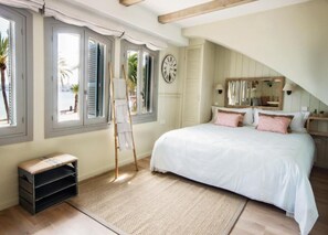 Hypo-allergenic bedding, individually decorated, individually furnished - The Beach House - Studios & Suites (Javea)