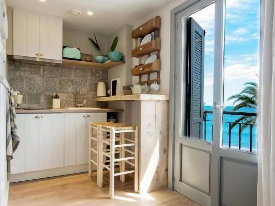 Deluxe Studio Suite, Balcony, Sea View | Living area | Smart TV