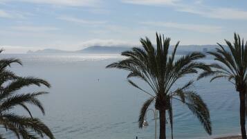 Accommodatie ligt op het strand, wit zand, ligstoelen, parasols