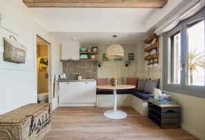 Suite monolocale Deluxe, vista mare | Area soggiorno | Smart TV