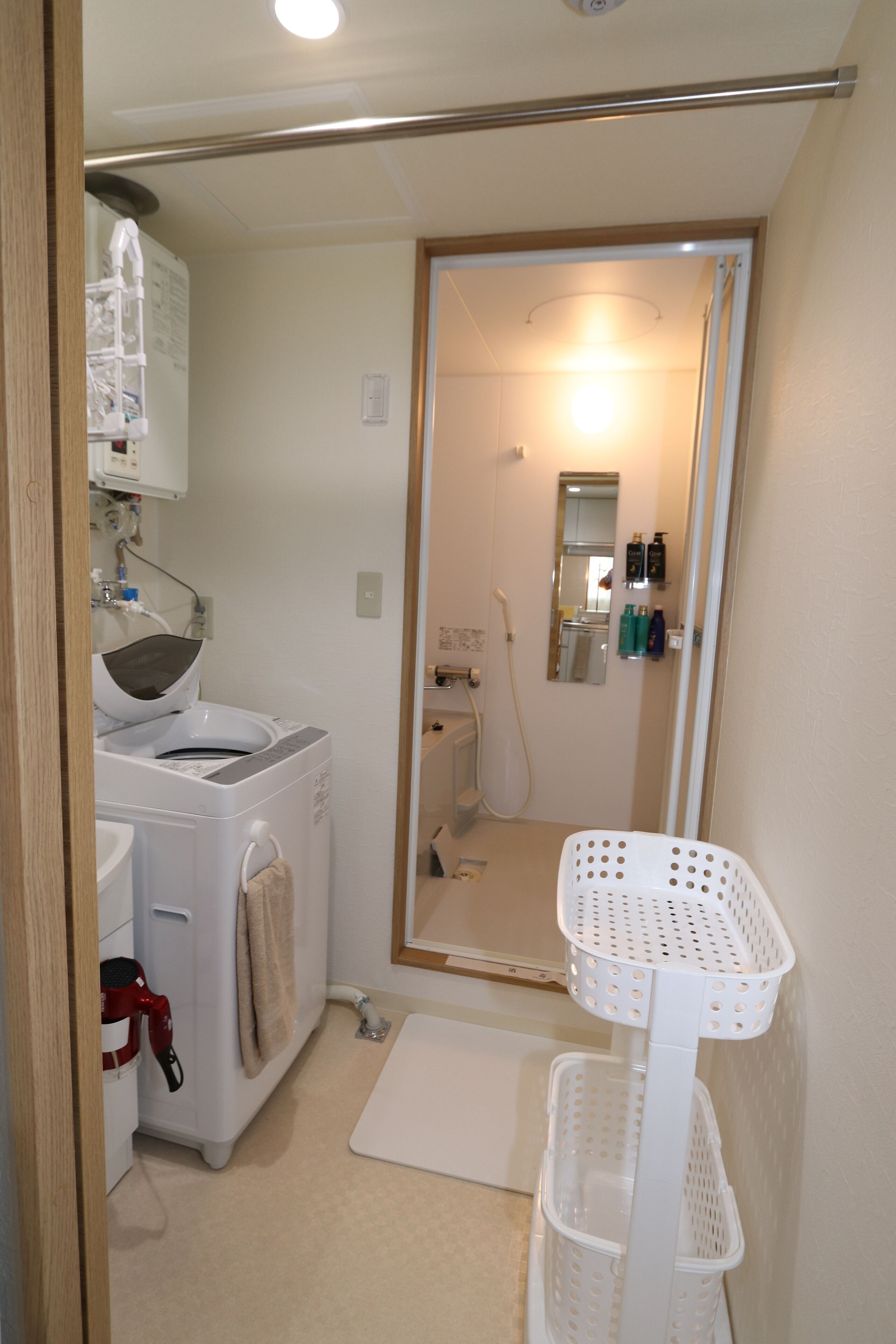 Combined shower/bathtub, hair dryer, towels, soap