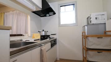 Refrigerador, microondas, parrilla de estufa y tetera eléctrica