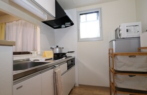 Frigorífico, microondas, placa de cocina y hervidor eléctrico