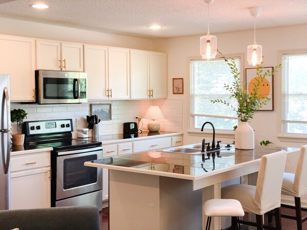 Een koelkast, een microgolfoven, een oven, een kookplaat