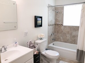 Duschwanne, Haartrockner, Handtücher, Seife