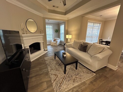 Fabulous Two Bedroom Two Bath with sunroom in Alpharetta