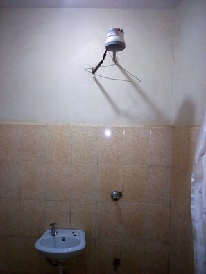 Standard Single Room | Bathroom shower - Chrisam Hotel (Embu)