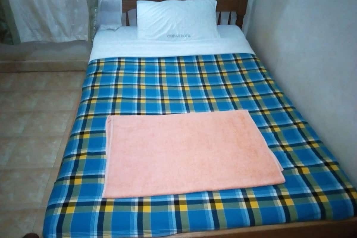Escritorio y ropa de cama