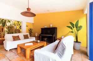 Smart TV, libros y estéreo