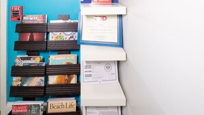 Eine Hotelwand mit Informationen zu Annehmlichkeiten, darunter ein Pool und ein Whirlpool, Öffnungszeiten und einem Rauchverbot.