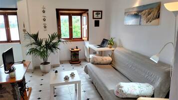 Een televisie en boeken