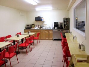 Free daily continental breakfast  - Gateway Motel (Minnedosa)
