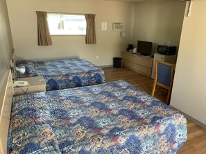 Deluxe Quadruple Room | Premium bedding, down duvets, Select Comfort beds, blackout curtains - Gateway Motel (Minnedosa)