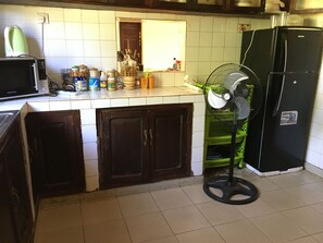 Microwave, dishwasher, cookware/dishes/utensils