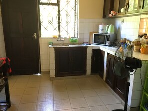 Micro-ondas, lava-louças, talheres/pratos/utensílios de cozinha
