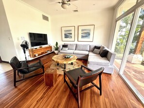 Living area - 3-BR Villa, 5 min to Beach, AC, WiFi, Private Pool & Rancho, Esterillos Este (Esterillos Este)