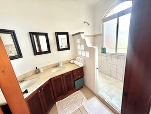 Shower, towels, soap, toilet paper - 3-BR Villa, 5 min to Beach, AC, WiFi, Private Pool & Rancho, Esterillos Este (Esterillos Este)