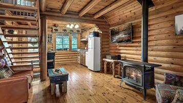 Basic Cabin | Living room | Flat-screen TV, Netflix, streaming services