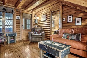 Basic Cabin | Living room | Flat-screen TV, Netflix, streaming services - Gnome Alone (Sevierville)