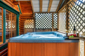 Outdoor spa tub - Gnome Alone (Sevierville)