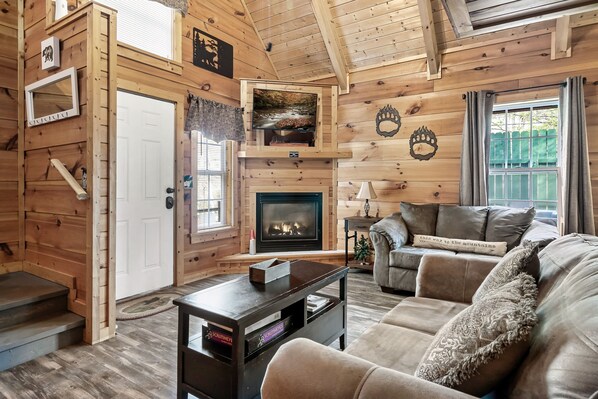 Interior - Bearly Gnomey (Gatlinburg)