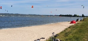 Plage, chaises longues