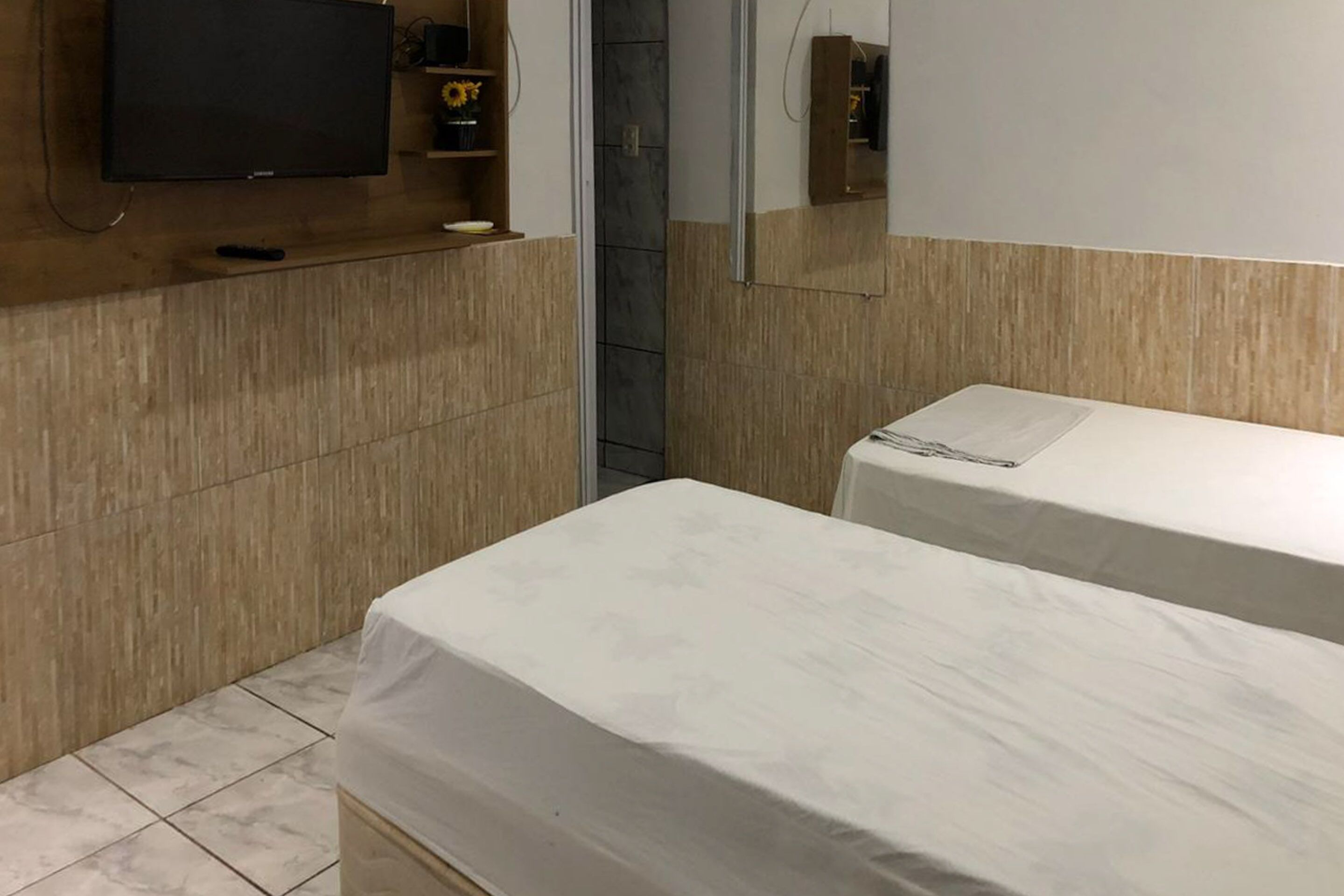 Quarto triplo, várias camas | Wi-Fi de cortesia, roupa de cama