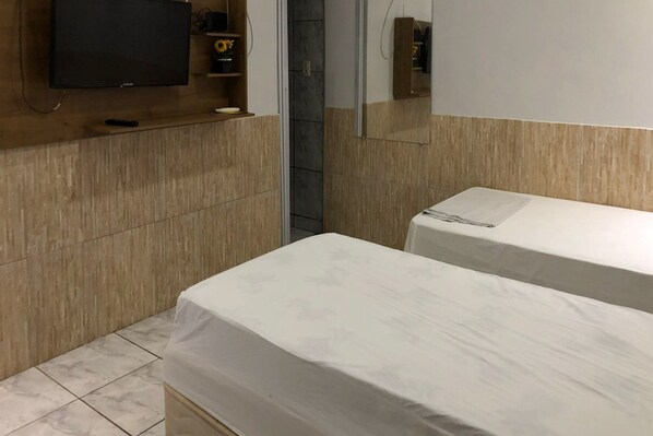 Habitación triple, varias camas | Wifi gratis y ropa de cama