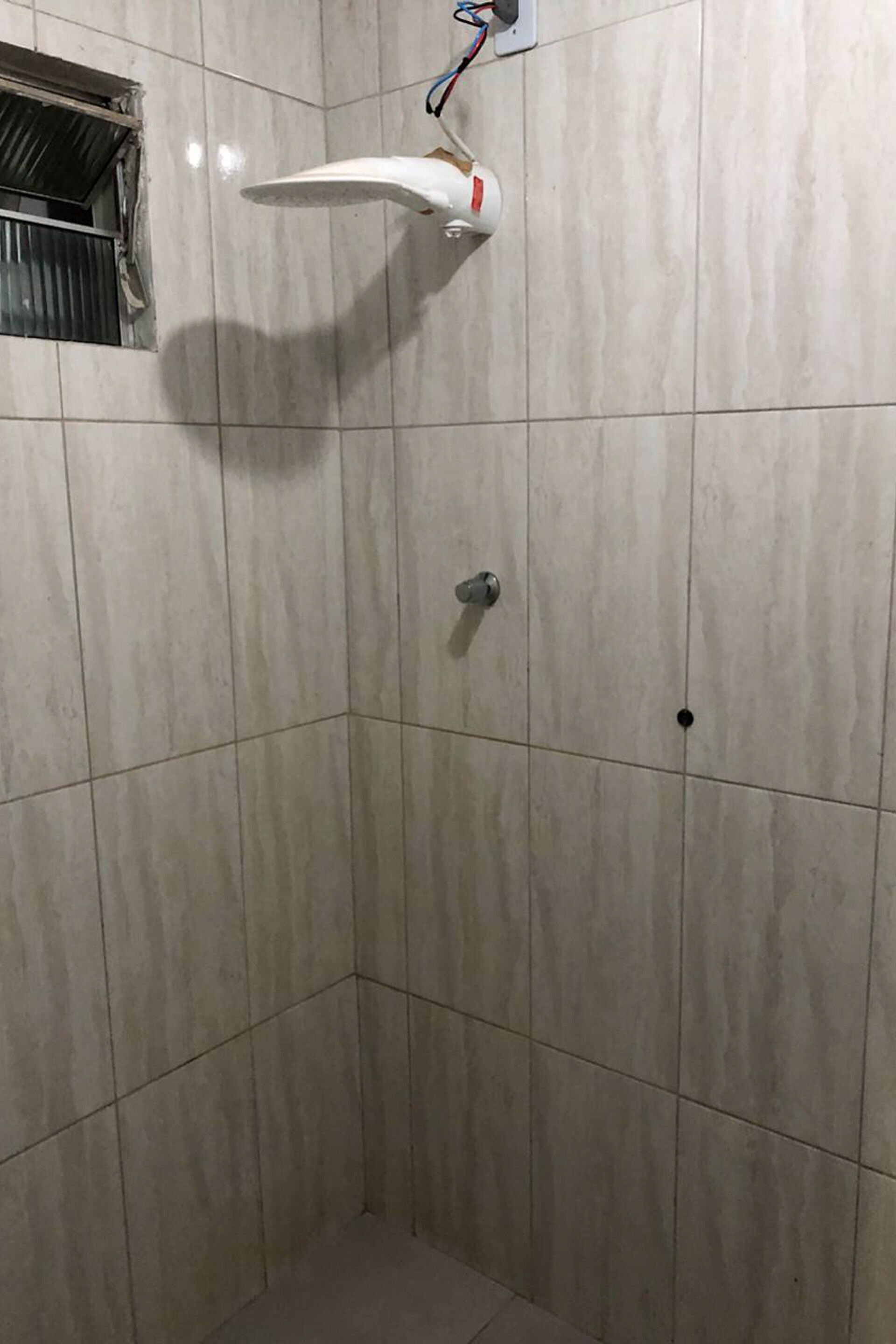 Chuveiro, toalhas de banho