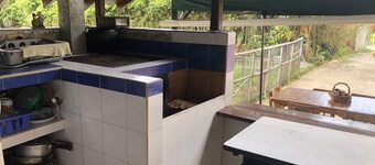 Country studio apartment, with green area, parking, fishing lake. BBQ, WIFI and TV