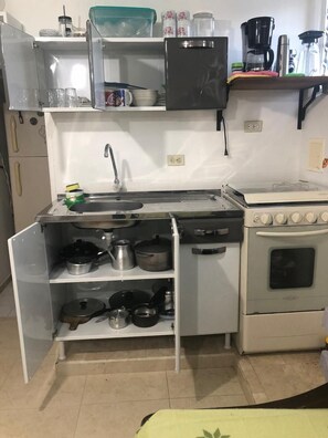 KĂŒhlschrank, Mikrowelle, Ofen, Herdplatte