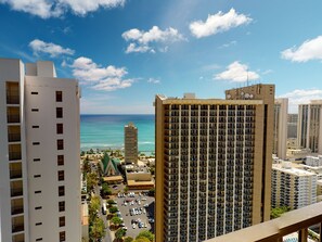 Exterior - Block to Beach! Koko Resorts at the Waikiki Banyan 36th Floor Deluxe Ocean View, Free parking & Wifi (Honolulu)