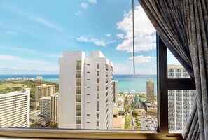 Interior - Block to Beach! Koko Resorts at the Waikiki Banyan 36th Floor Deluxe Ocean View, Free parking & Wifi (Honolulu)