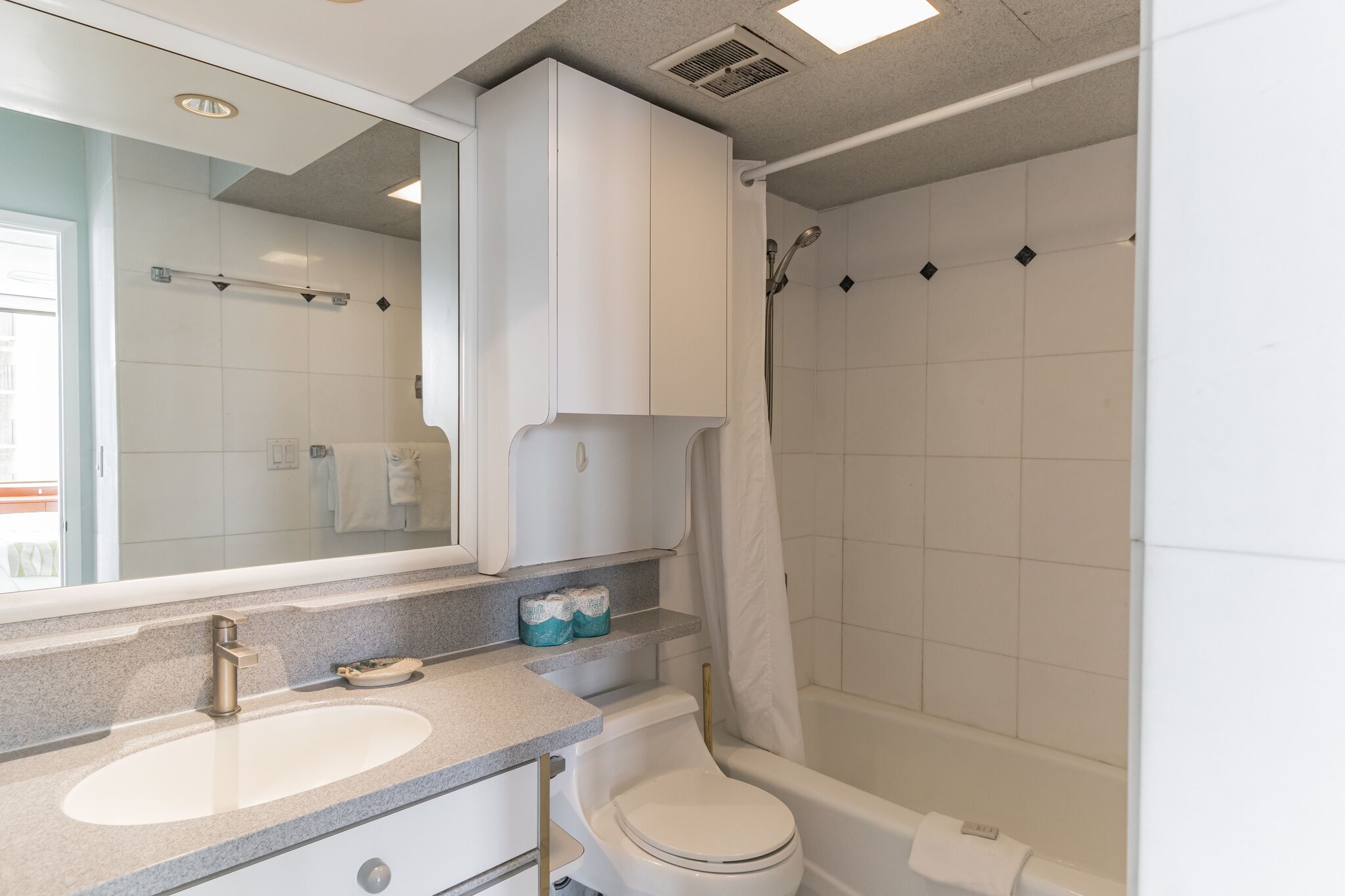 Combined shower/tub, hair dryer, towels