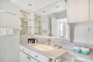 淋浴/盆浴组合、吹风机、毛巾