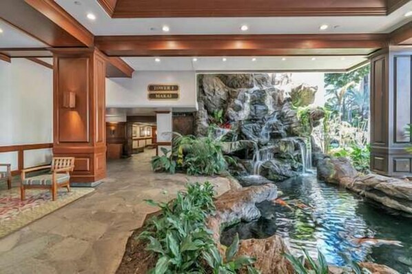 Spa - Block to Beach! Koko Resorts at the Waikiki Banyan 32nd Floor Deluxe Ocean View, Free parking & Wifi (Honolulu)