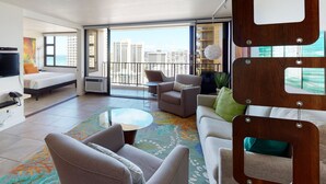 Una habitación de hotel moderna con balcón, una cama, un sofá, una mesa de centro y un televisor.