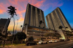 Exterior - Block to Beach! Koko Resorts at the Waikiki Banyan 32nd Floor Deluxe Ocean View, Free parking & Wifi (Honolulu)