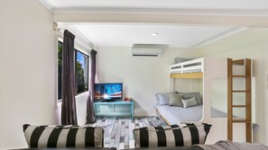 3 bedrooms, iron/ironing board, internet, bed sheets - Sunshine Beach Shack - Pet Friendly close to the beach (Sunshine Beach)